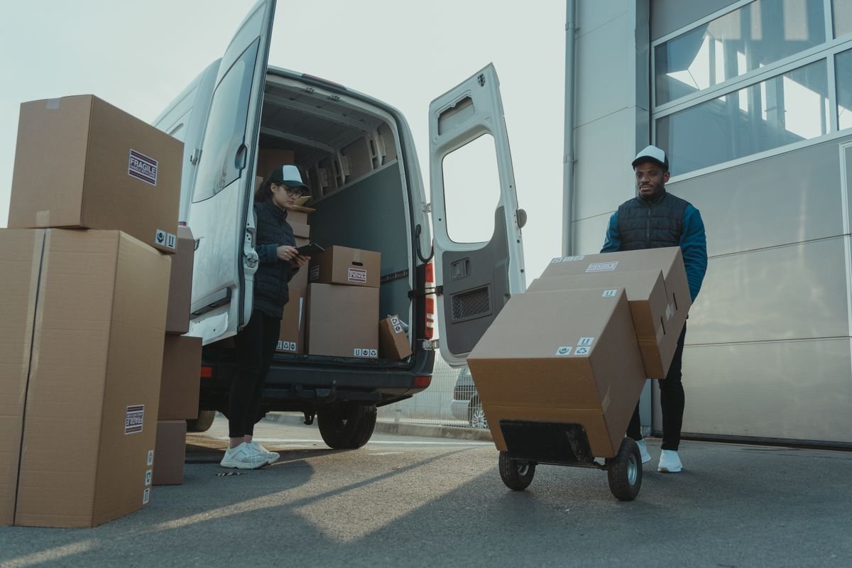 Команди на завантаженні фургона